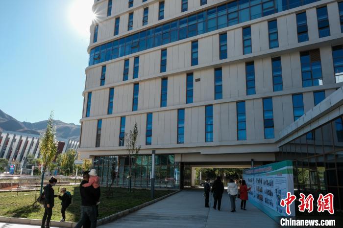 因疫情防控需要，此次義診活動(dòng)進(jìn)行了人數(shù)限定。圖為西藏民眾帶著孩子到醫(yī)院就診。　江飛波 攝