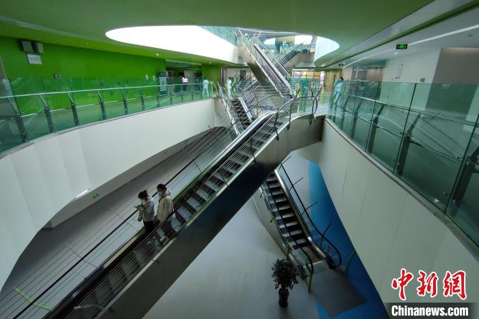 圖為西藏自治區(qū)婦產(chǎn)兒童醫(yī)院內(nèi)景?！〗w波 攝