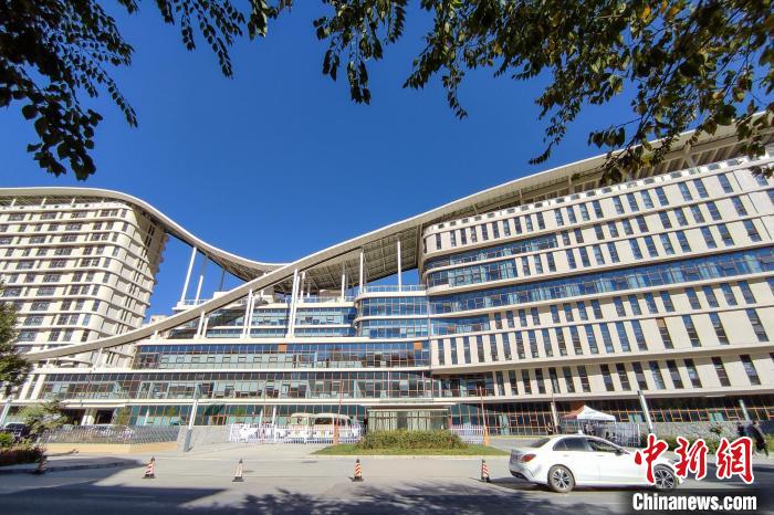 圖為西藏自治區(qū)婦產(chǎn)兒童醫(yī)院，該院填補(bǔ)了西藏沒(méi)有省級(jí)兒童醫(yī)院(婦幼保健院)的空白?！〗w波 攝