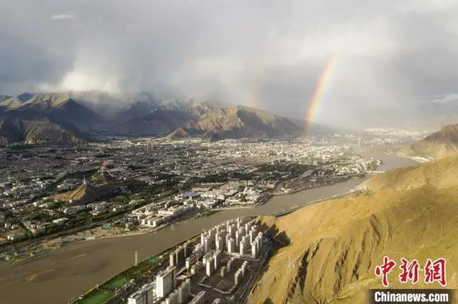 資料圖：海拔3600多米的高原城市拉薩迎來雨后彩虹。江飛波 攝