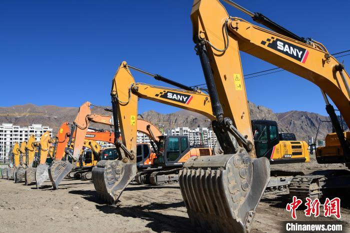 圖為人大附中拉薩學校開工奠基儀式現(xiàn)場?！∝暩聛硭?攝