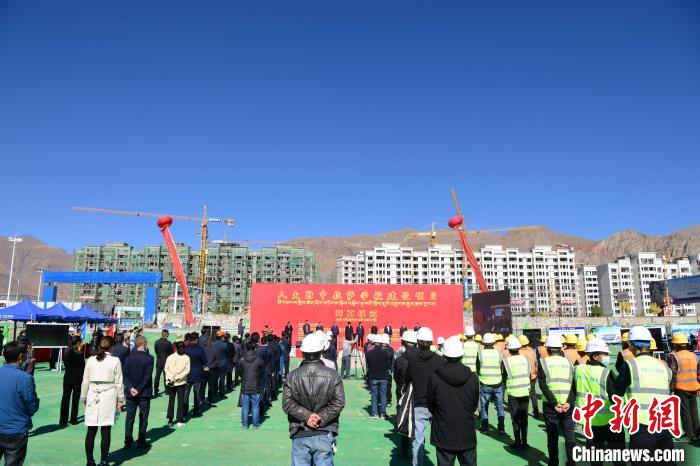 圖為人大附中拉薩學校開工奠基儀式現(xiàn)場。　貢嘎來松 攝