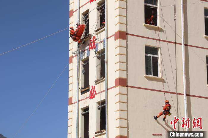 圖為消防指戰(zhàn)員進(jìn)行繩索救援演練?！≈炜旗?攝