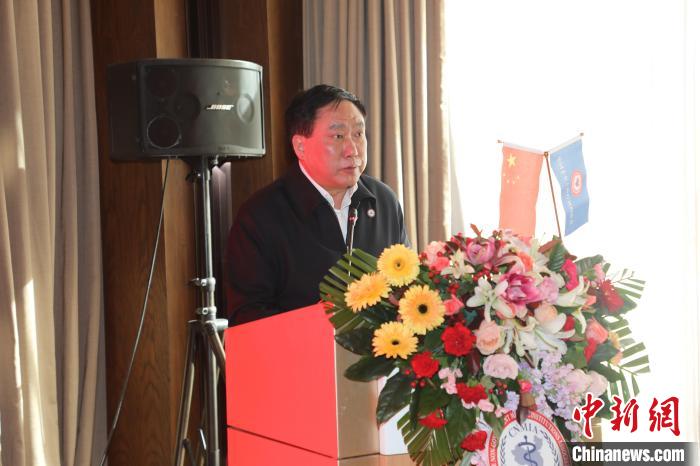 圖為中國非公立醫(yī)療機構協(xié)會常務副會長兼秘書長郝德明致辭?！№n相澤 攝