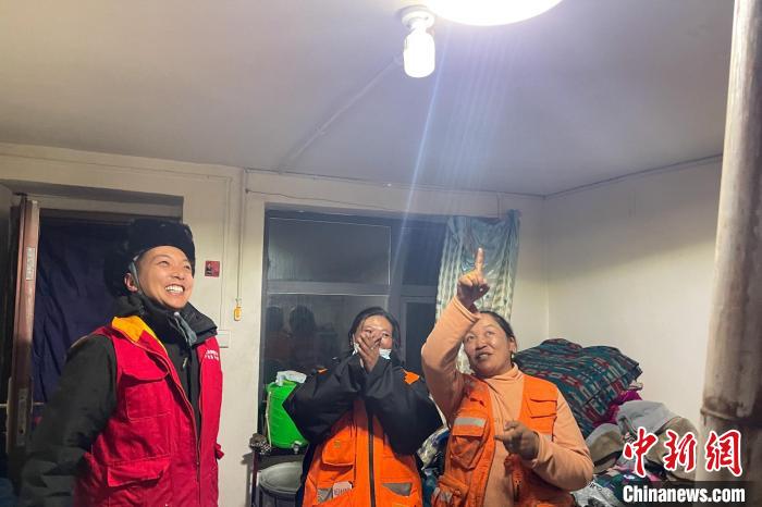 青藏公路109道班接入大網(wǎng)電?！?閆昱翰 　攝