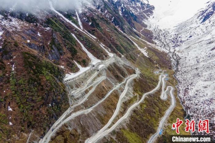 圖為嘎隆拉隧道南段，穿過該隧道后便正式進(jìn)入了墨脫縣范圍。