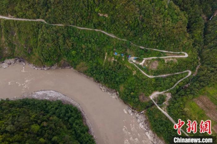 雅魯藏布江一側(cè)的墨脫公路。