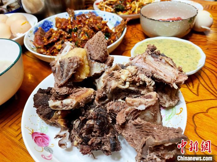 圖為除夕之夜的大餐?！∪轿木?攝