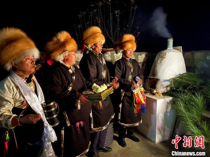 圖為除夕之夜進(jìn)行的驅(qū)鬼儀式?！∪轿木?攝