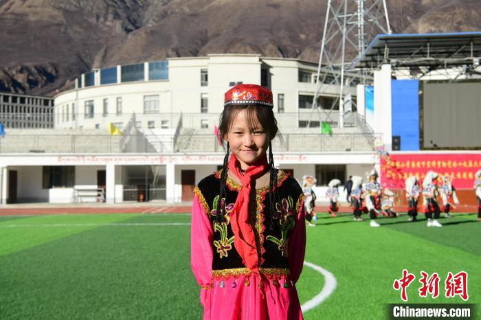 圖為加查縣安繞鎮(zhèn)小學回族學生馬萍?！∝暩聛硭?攝