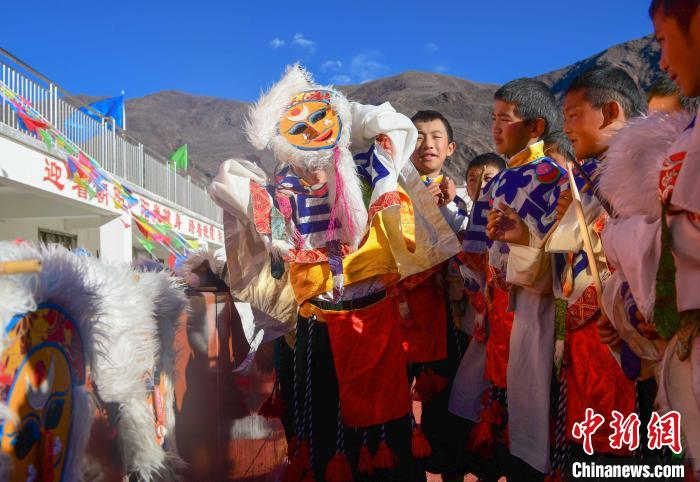 圖為加查縣安繞鎮(zhèn)小學學生在試穿藏戲面具。　貢嘎來松 攝