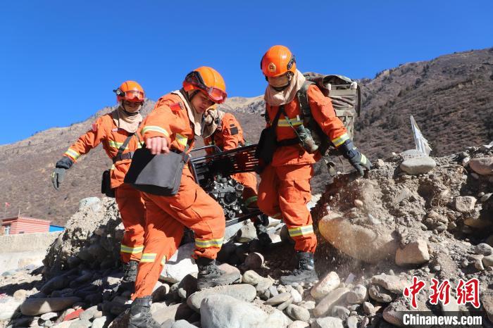 圖為參訓消防指戰(zhàn)員密切配合進行訓練?！〔际猩窒乐ш牻_縣中隊 攝