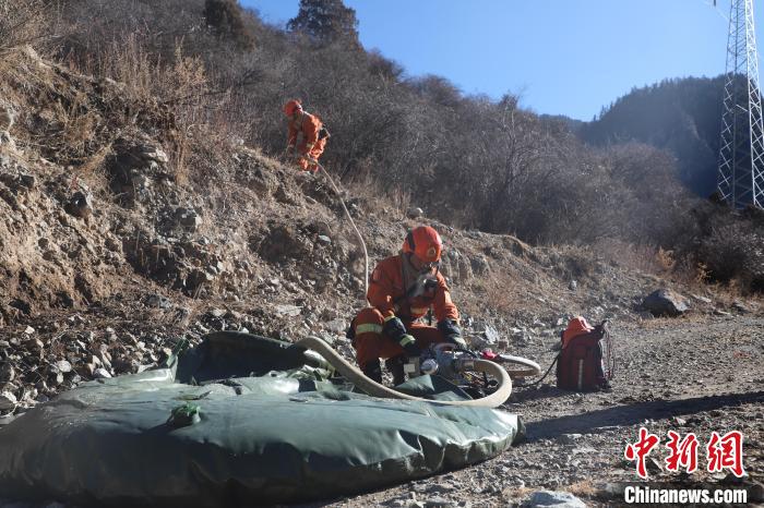圖為參訓消防指戰(zhàn)員架設(shè)蓄水池。　昌都市森林消防支隊江達縣中隊 攝