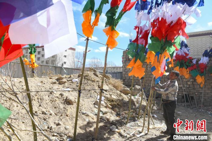 圖為拉薩街頭出售的五彩經(jīng)幡?！∝暩聛硭?攝