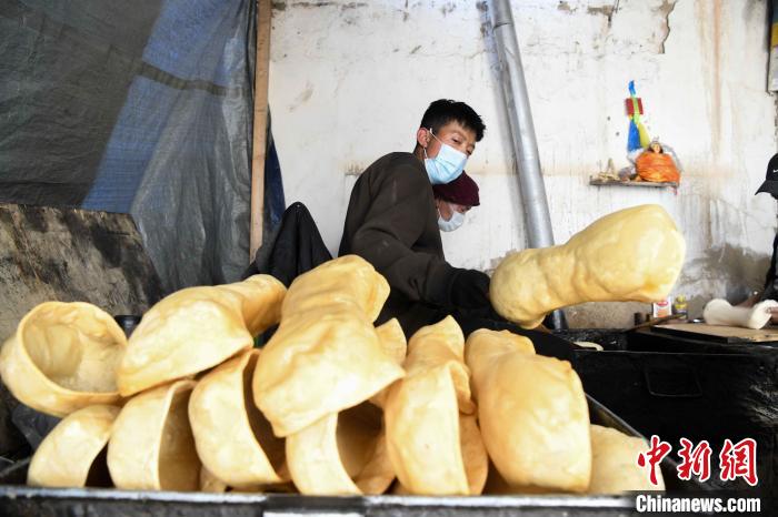 圖為拉薩手藝人制作藏歷新年供品“德卡”?！∝暩聛硭?攝