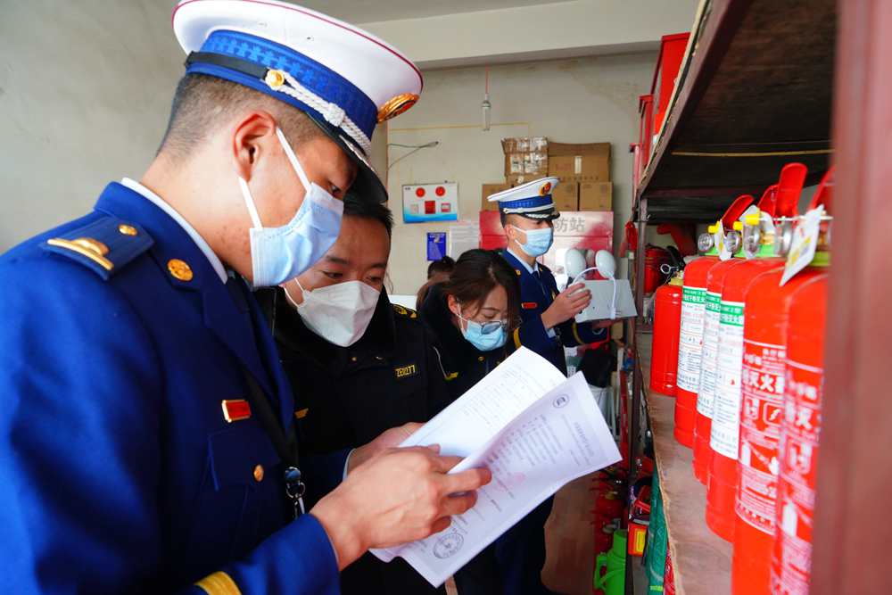 檢查消防器材。圖片由那曲消防提供