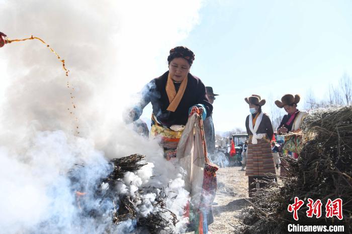 圖為拉薩市曲水縣茶巴朗村村民在春耕儀式前煨桑?！∝暩聛硭?攝