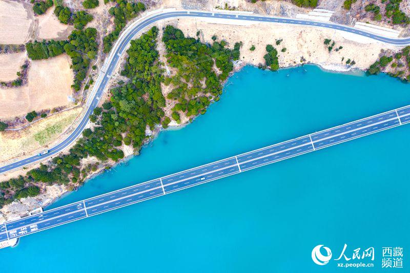 拉林高等級公路。徐馭堯攝