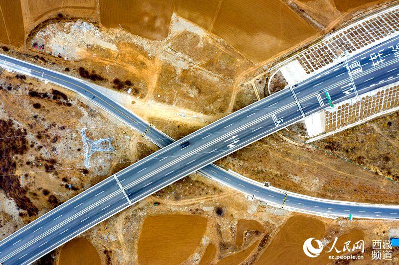 拉林高等級公路。徐馭堯攝