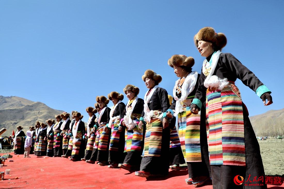 儀式結(jié)束后，農(nóng)田上仍洋溢著喜慶氣氛，村民們邊唱邊跳起了鍋莊舞。人民網(wǎng) 次仁羅布攝