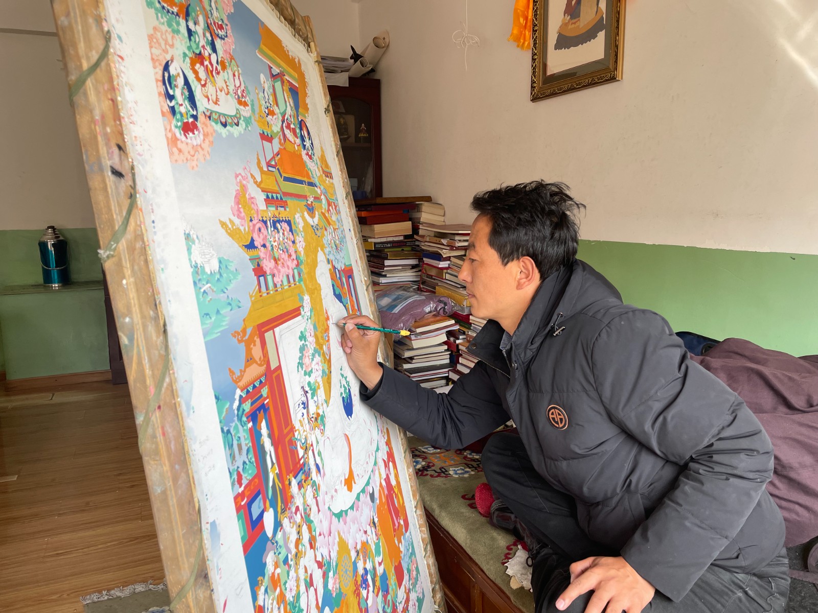 貢覺(jué)杰正在繪畫唐卡。1(1815009)-20220318090842.jpg