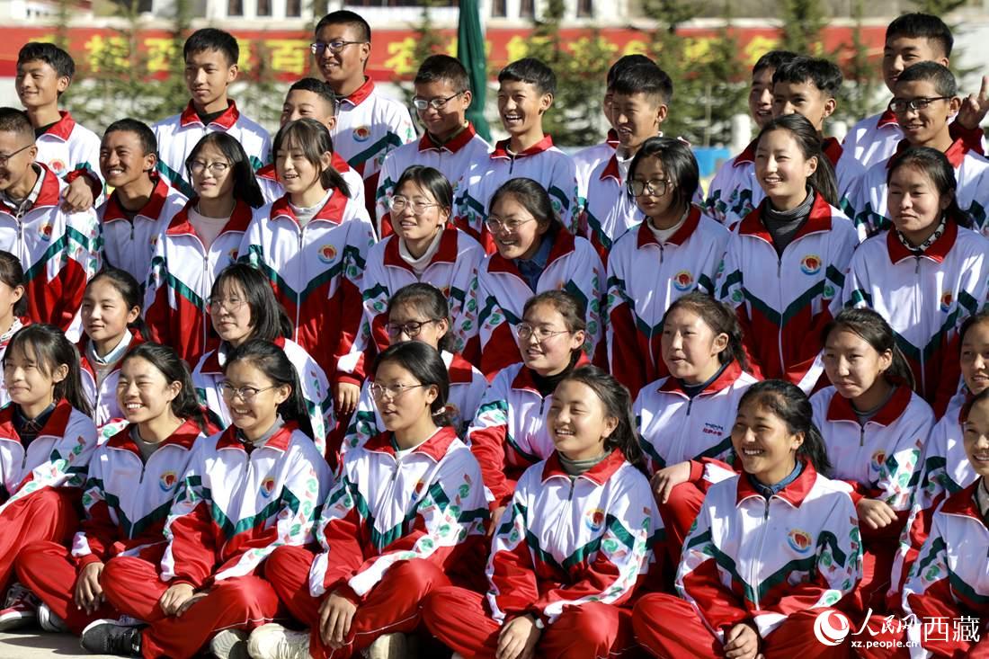 學(xué)生代表們合影留念。人民網(wǎng) 次仁羅布攝