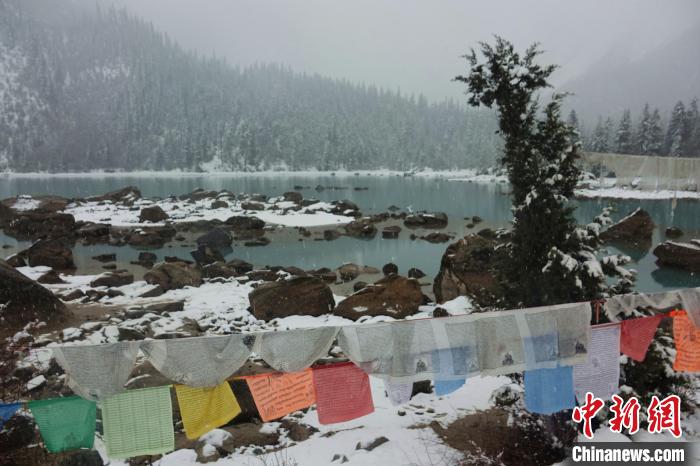 然烏湖春雪飄落。　冉文娟 攝