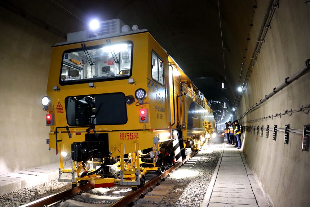 拉林鐵路迎來“大黃蜂”。祁國慶攝