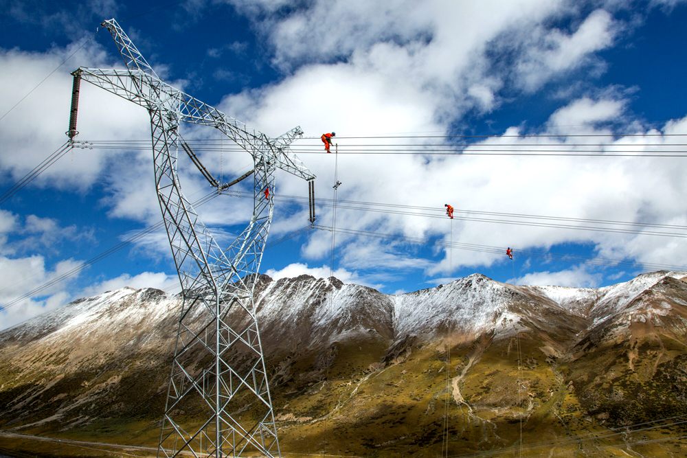 藏中聯(lián)網(wǎng)工程建設(shè)，銀線(xiàn)上的“舞者” 。盧忠東攝