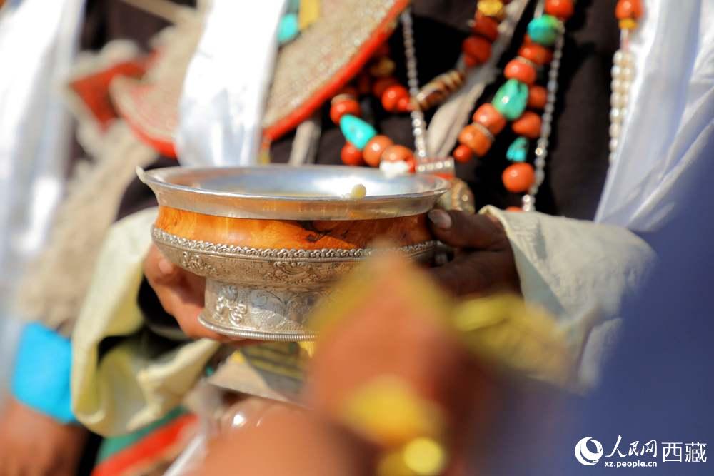 普蘭群眾展示當?shù)靥厣?。人民網(wǎng) 李海霞攝