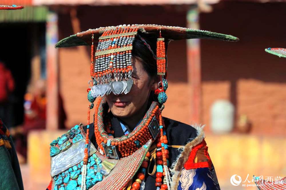 普蘭群眾展示特色服飾。人民網(wǎng) 李海霞攝