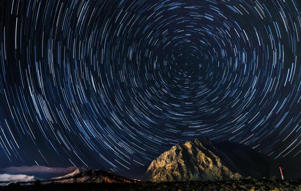 微微風(fēng)簇浪，散作滿河星。貢覺(jué)群培攝