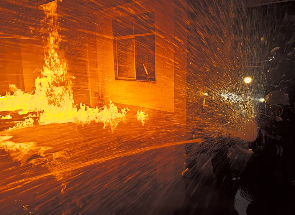 滅火救援演練，畫(huà)面震撼。