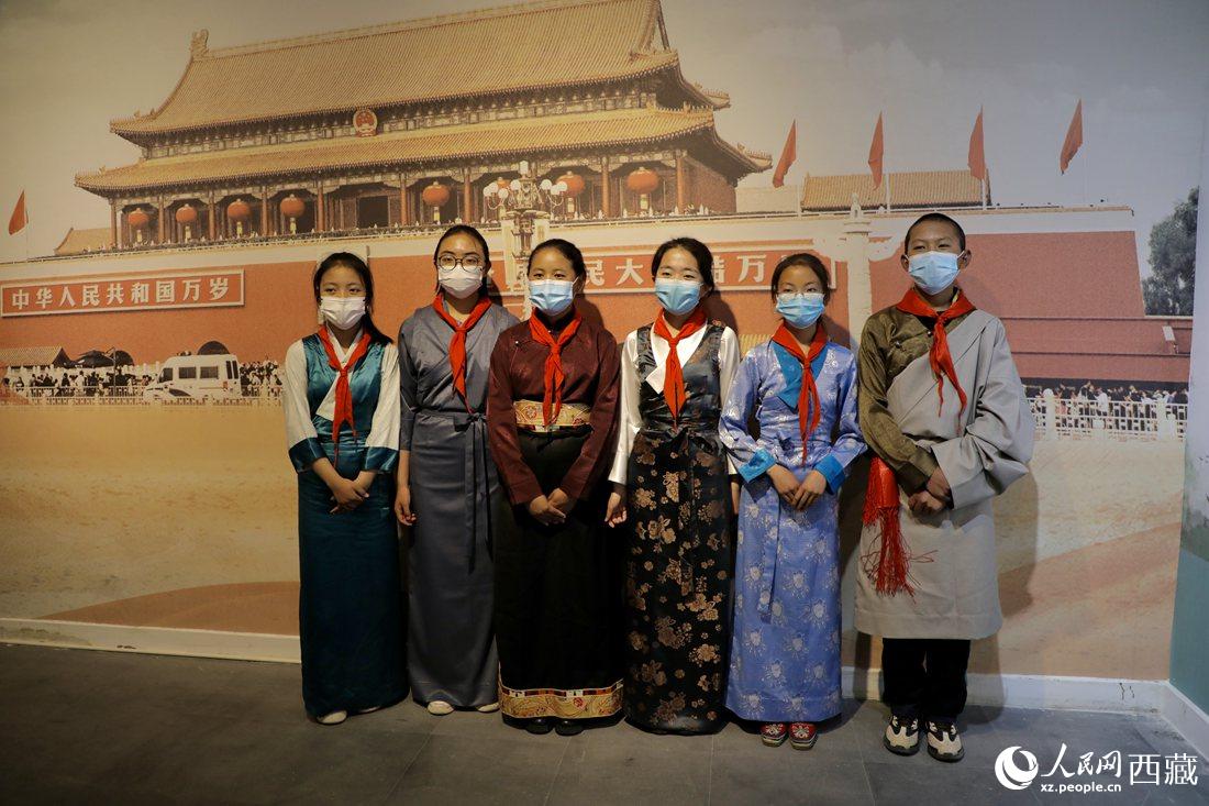 拉薩市北京實驗中學(xué)的小講解員們。人民網(wǎng) 次仁羅布攝