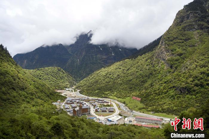 位于山間的玉麥鄉(xiāng)。