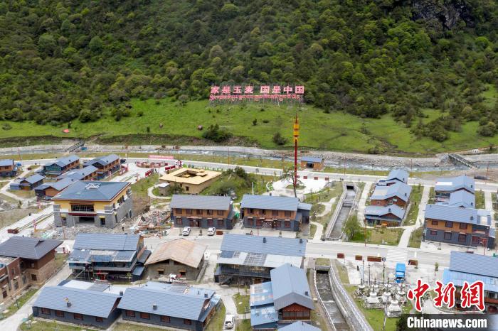 “家是玉麥 國是中國”的大字豎立在玉麥鄉(xiāng)旁的山腳上。　楊華峰 攝