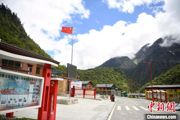 玉麥鄉(xiāng)內(nèi)道路變成了硬化路?！钊A峰 攝