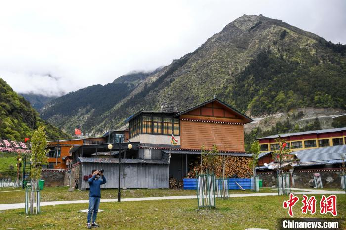 一位攝影愛好者在玉麥鄉(xiāng)拍攝?！钊A峰 攝