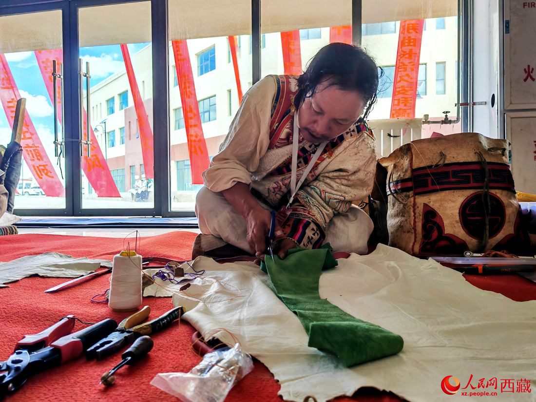 曾經的放牛娃學得一身好手藝。人民網 李海霞攝