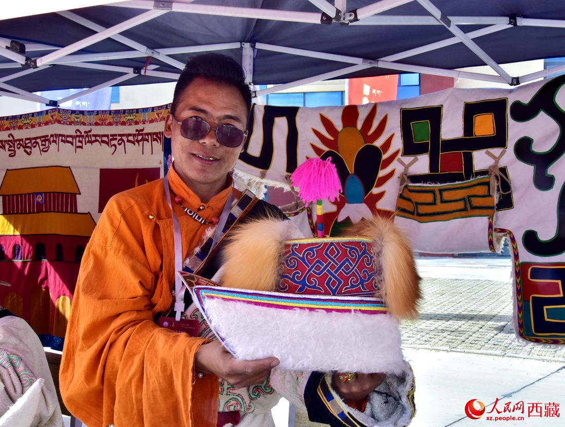 牧民展示手工作品。 人民網 李海霞攝