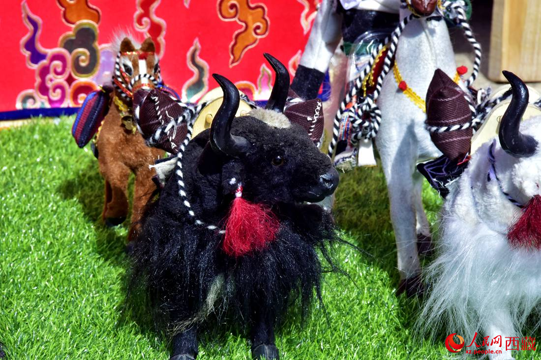 農牧民制作的旅游紀念品。人民網 李海霞攝