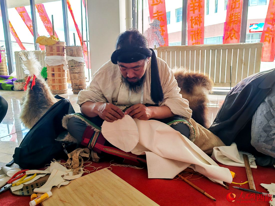 草原漢子變身裁縫。人民網 李海霞攝
