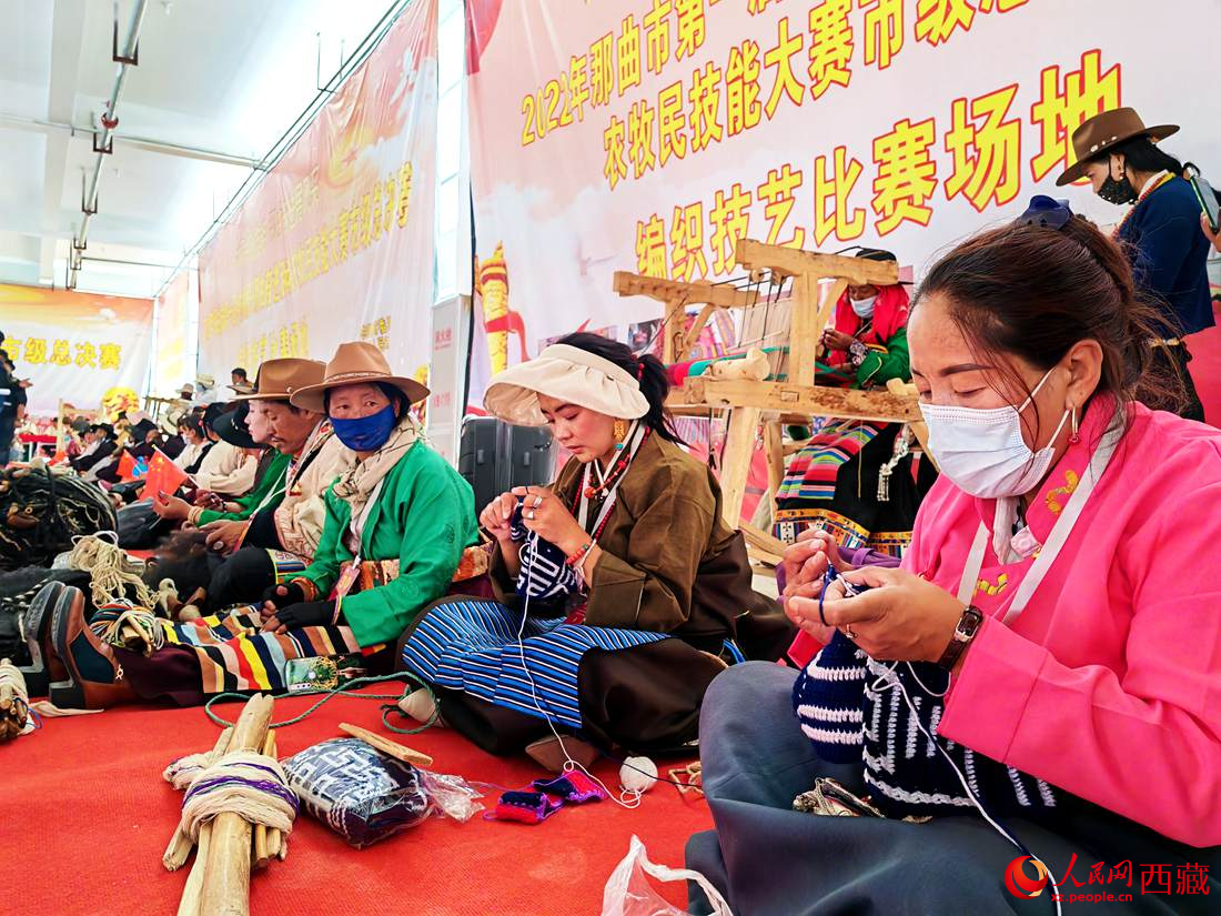 草原姑娘們編織技能大比拼。人民網 李海霞攝