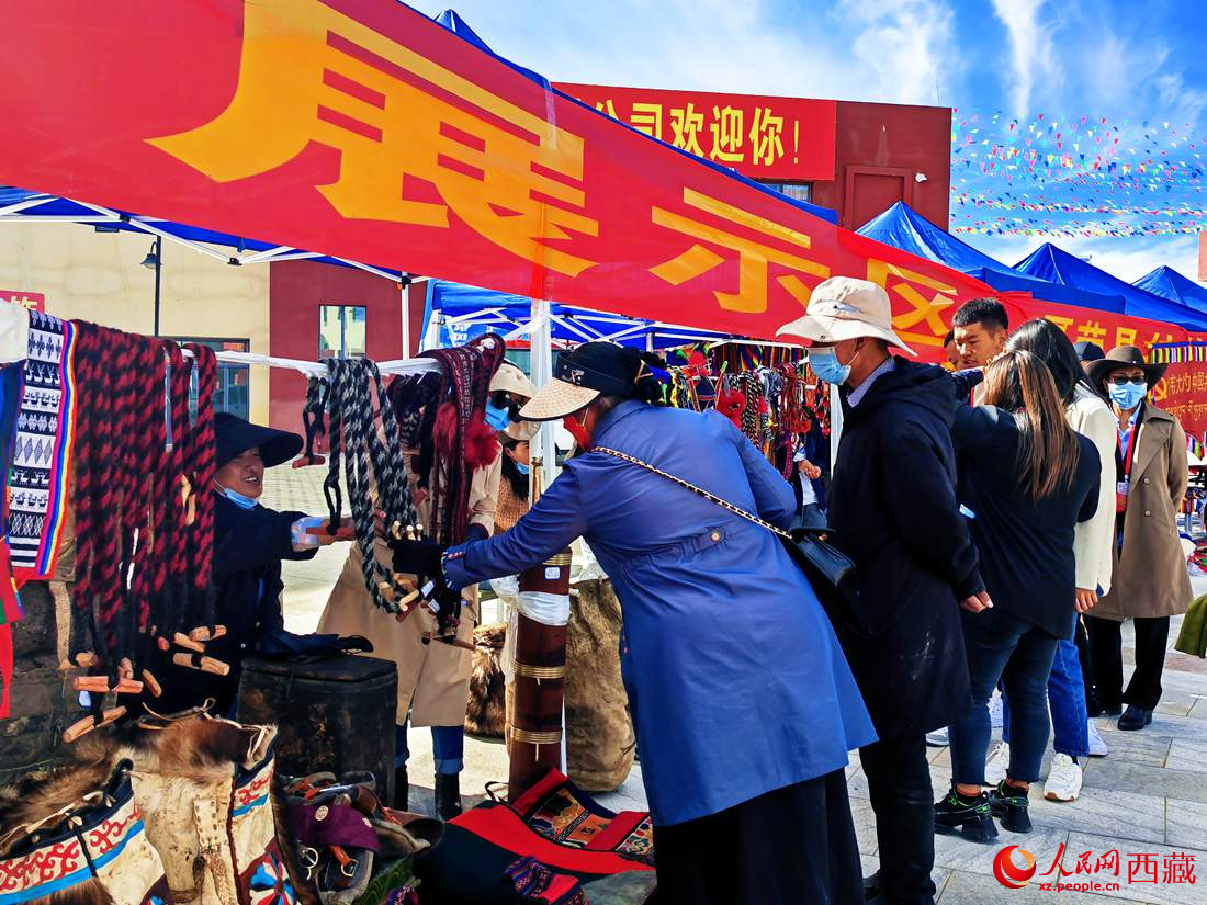 技能大賽現(xiàn)場引來不少客戶。人民網 李海霞攝