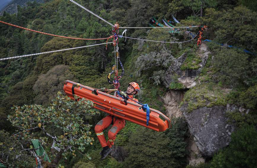橫渡現(xiàn)場 。西繞拉翁攝