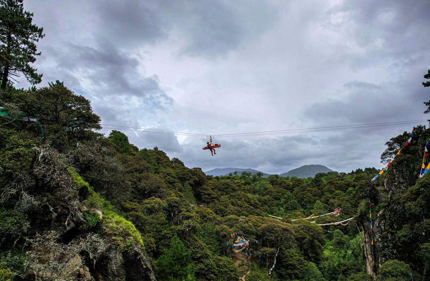 救援實戰(zhàn)訓練中，消防員在云中漫步。西繞拉翁攝