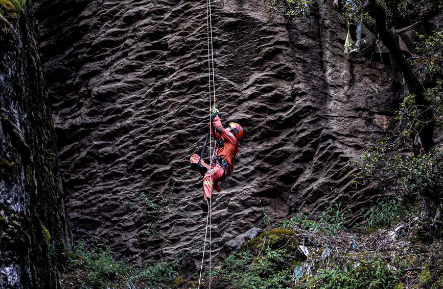 救援實戰(zhàn)訓練中，消防員垂直攀爬。西繞拉翁攝