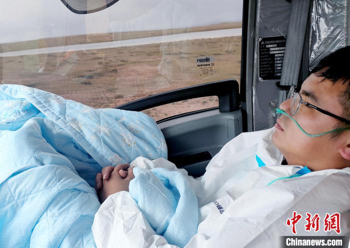 從咸陽開始到拉薩，閆光宇和朋友吃住均不離車?！∴嵟?攝