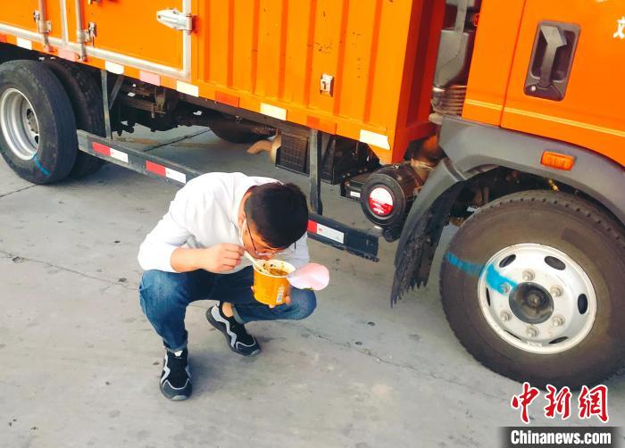 由于沿路疫情原因，閆光宇和朋友只能在服務(wù)區(qū)簡餐?！∴嵟?攝