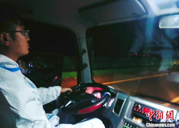 星夜疾馳，只為讓防疫物資早日抵達(dá)西藏?！∴嵟?攝